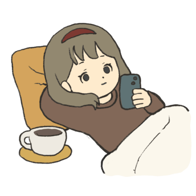 寝転がってスマホを見ながらリラックスしている女の子