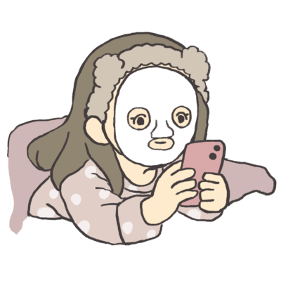 パックをしながらスマホを見る女の子